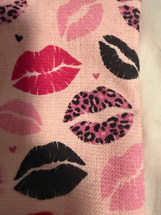 Betsy Johnson Pink Lip Print Kitchen Towel set of two! NWT - Picture 6 of 8